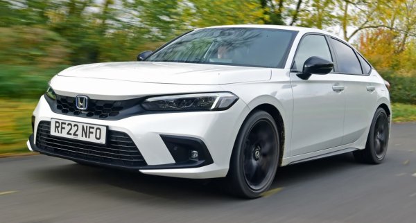 Японският автомобил винаги е бил достоен претендент за топа на семейния хечбек, но предишните модели все изоставаха от отличниците. Или в технологиите, или при шофиране, или като цена. Всички тези неща бяха категорично преразгледани с този най-нов модел, поради което сега той е на върха в класа. 

Неговата огромна кабина е идеална за ежедневието, като дори най-високите деца (и възрастни) получават достатъчно място. Багажникът от 410 литра също е над средния за класа. Добавете към това стилна кабина, плюс впечатляващо возене, изисканост и управление &ndash; бързо ще се влюбите в тази кола.

Минуси
&bull; Твърдо каране с ниска скорост
&bull; Шум от пътя
&bull; Инфотейнмънт системата е малко остаряла
